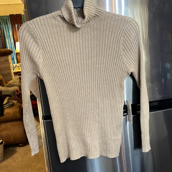 🔥HOT Chico’s Size 1P US Size 8P  NWT Gold Shimmer Turtleneck Sweater  $99 - Picture 5 of 5